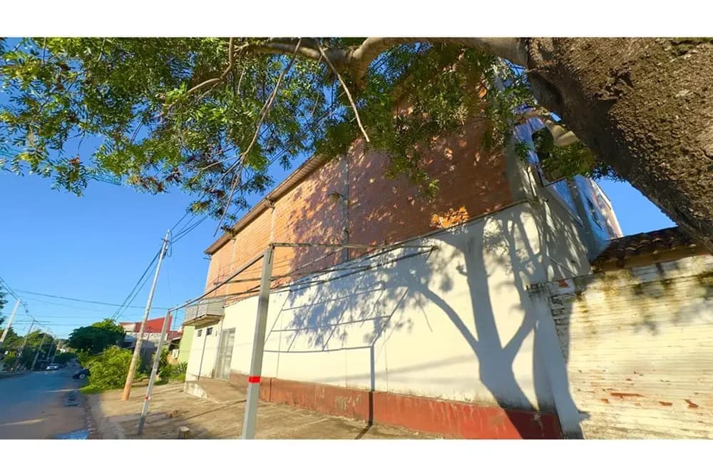 Local en Fernando De La Mora — Foto 1 de 12