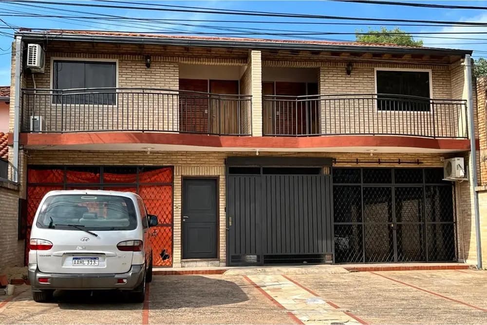 Chalet en Fernando De La Mora — Foto 1 de 4